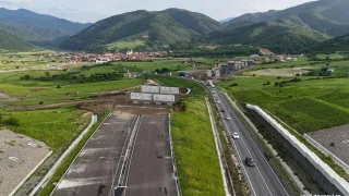 Vedere aeriană foarte clară cu A1 în trafic și lucrările viaductului/nodului Boița lângă ea. Sursa: Adevărul